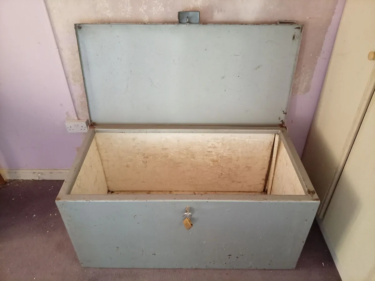 Heavy steel Tool chest - Image 1