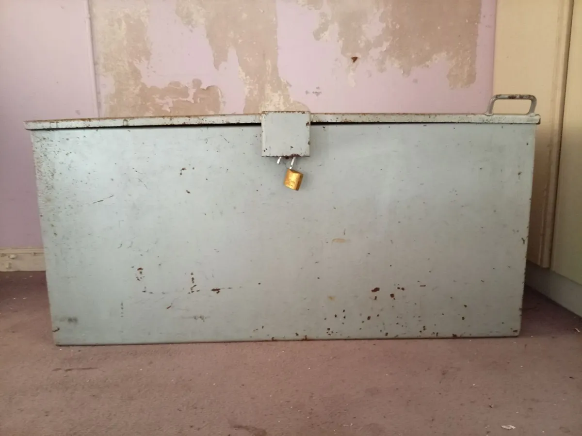 Heavy steel Tool chest - Image 2