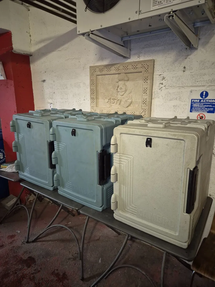 4 x Cambro Insulated Food Carriers - Image 1