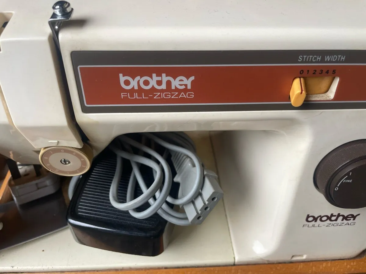Brother zig zag vintage sewing machine - Image 1