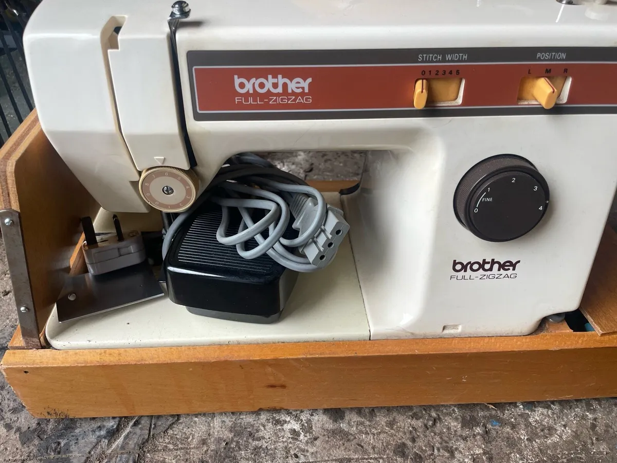 Brother zig zag vintage sewing machine - Image 2