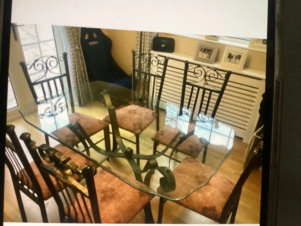 Dining table & 6 chairs
