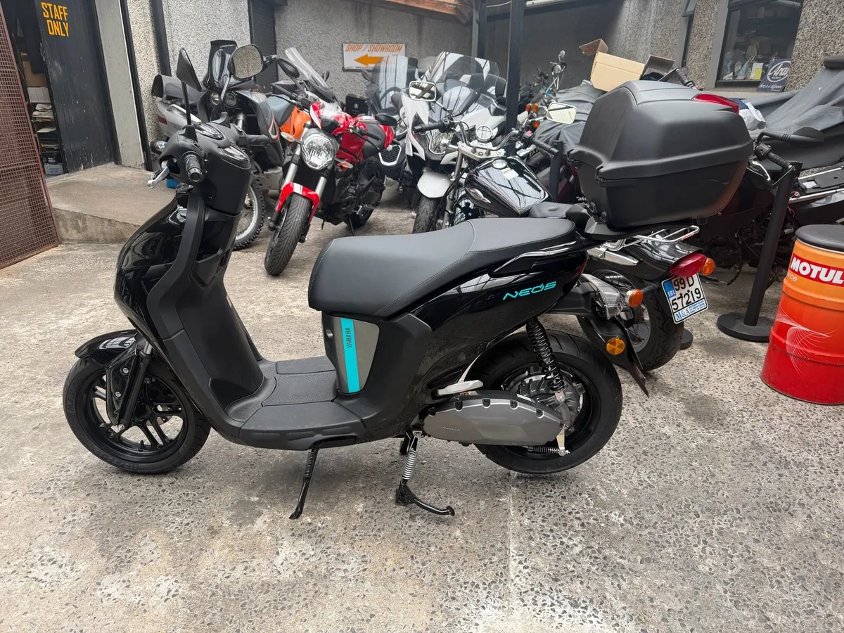 2025 Yamaha Neos Electric Scooter - Image 2