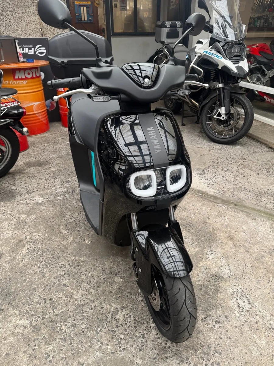 2025 Yamaha Neos Electric Scooter - Image 3