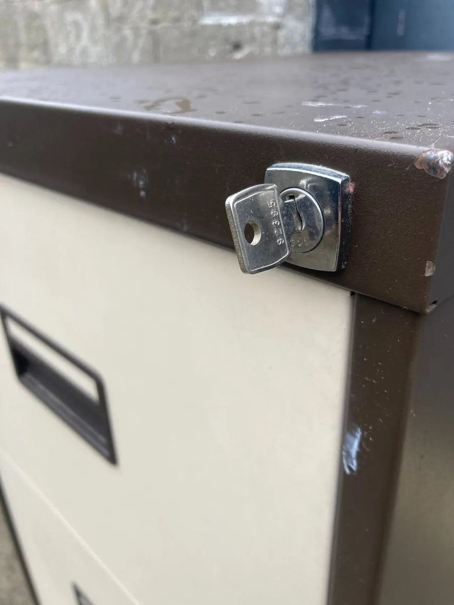 Filing Cabinet with Key - 4 Drawer - Image 2