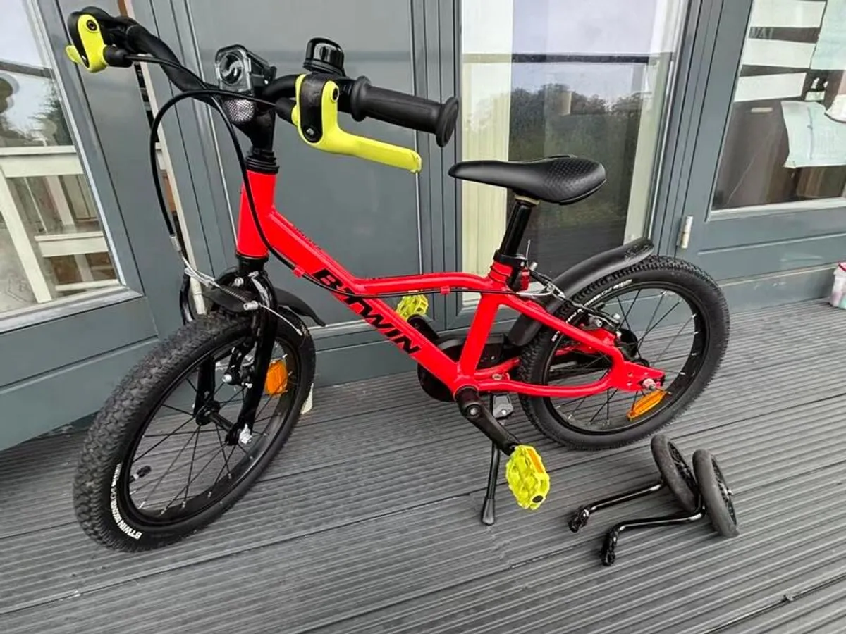 B'TWIN Racing 900 kids bike with stabilisers - Image 1
