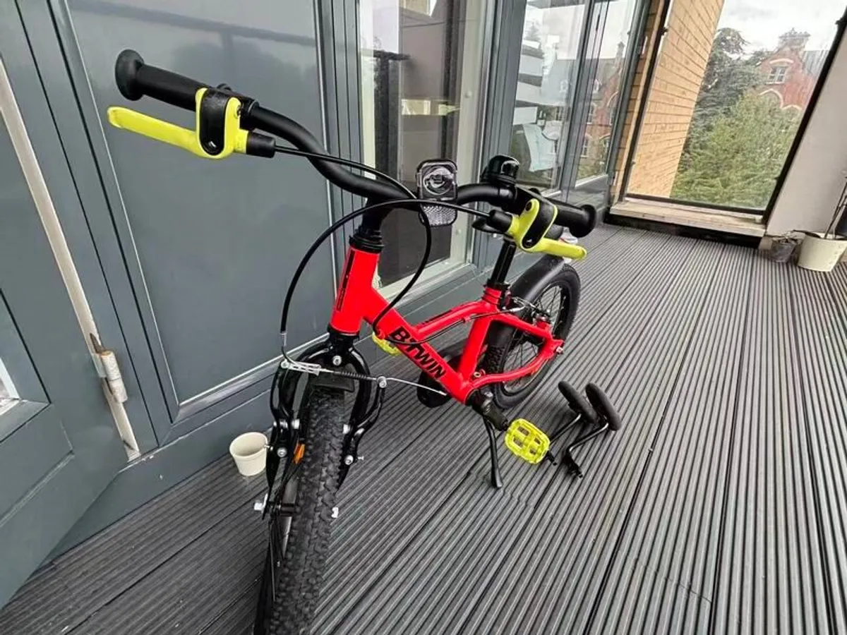 B'TWIN Racing 900 kids bike with stabilisers - Image 2