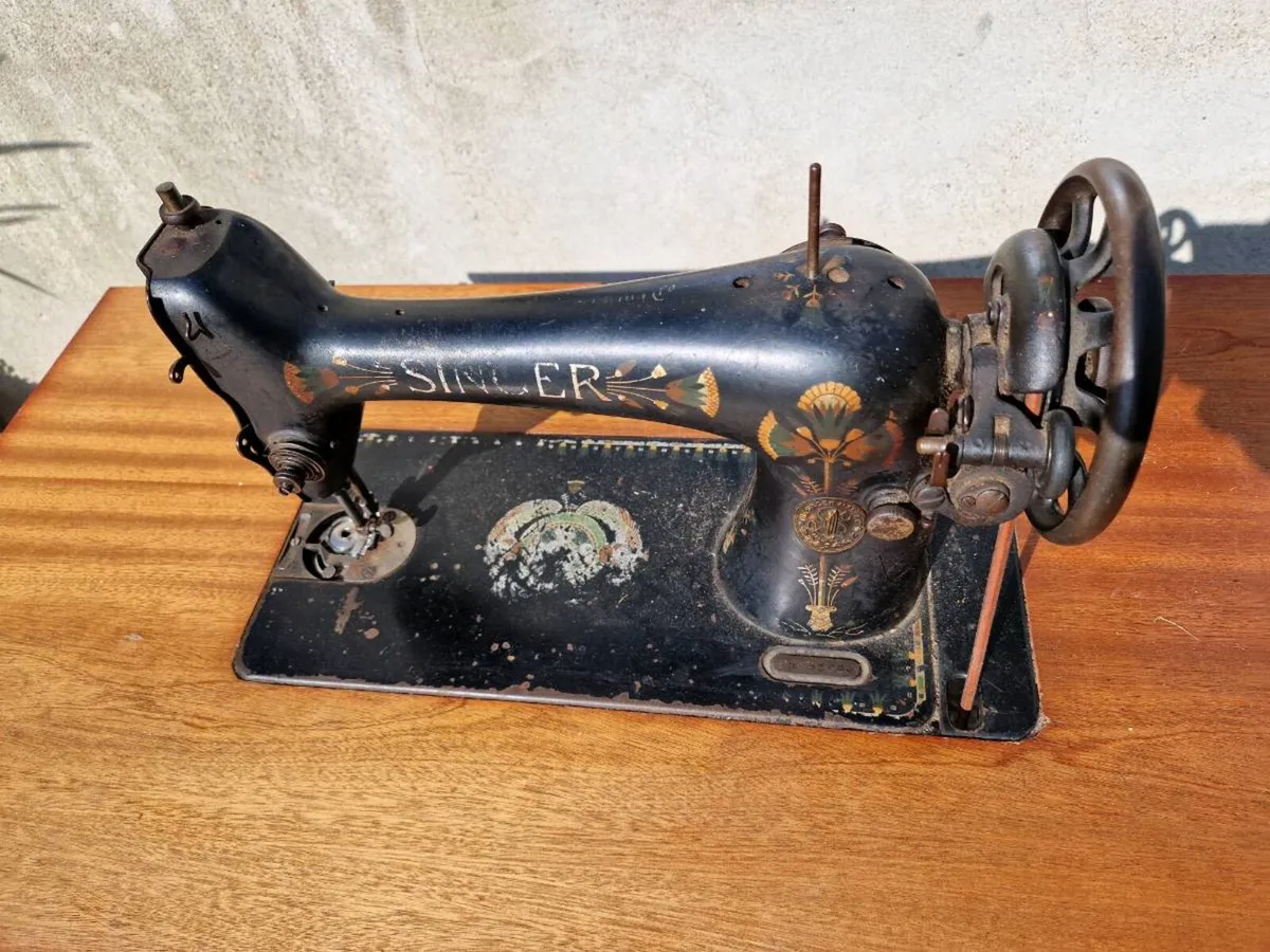 VINTAGE SINGER SEWING MACHINE - Image 2