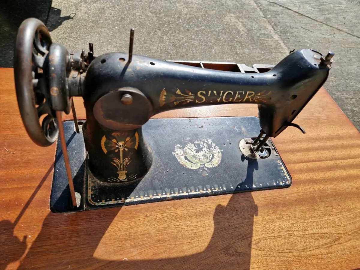 VINTAGE SINGER SEWING MACHINE - Image 3