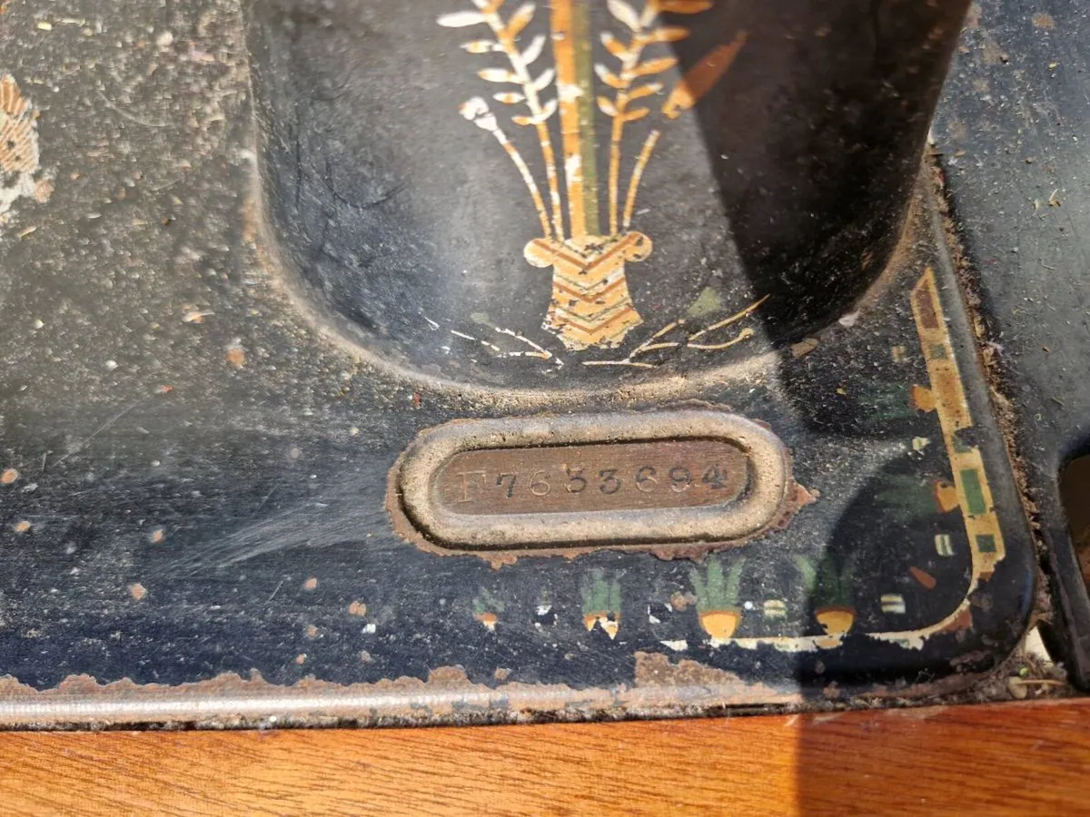 VINTAGE SINGER SEWING MACHINE - Image 4