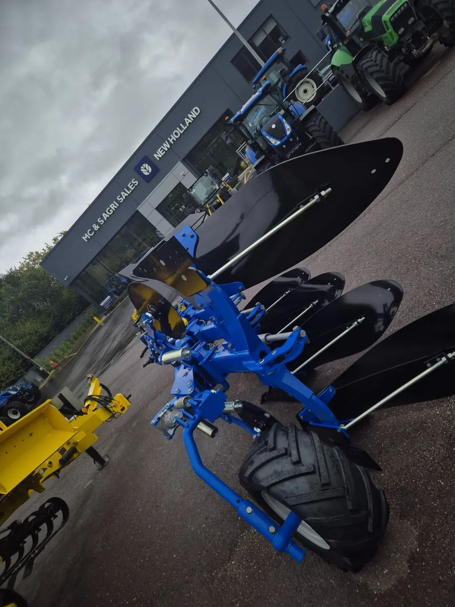 Original Overum 4 Board Reversalable plough. - Image 1