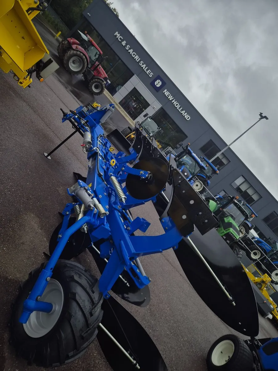 Original Overum 4 Board Reversalable plough. - Image 2