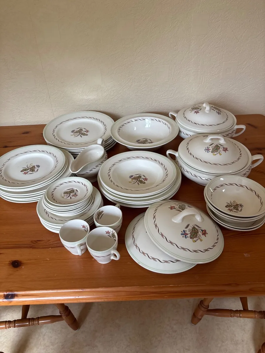 Royal Daulton china - Image 1