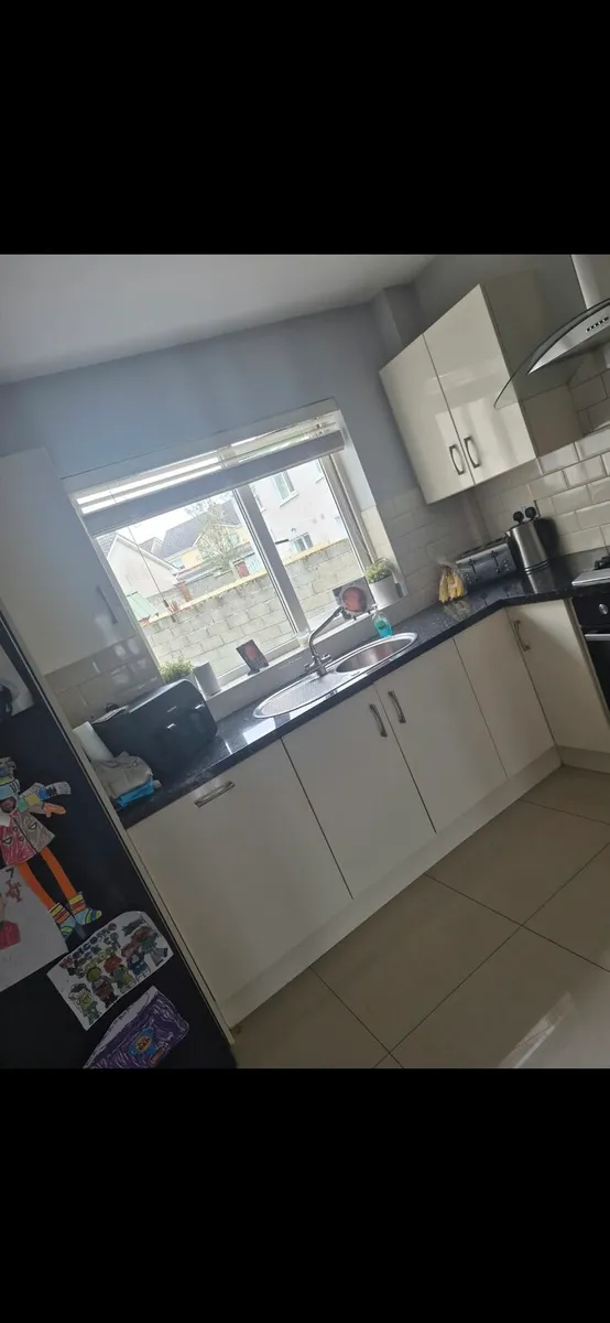 High gloss cream kitchen - Image 1