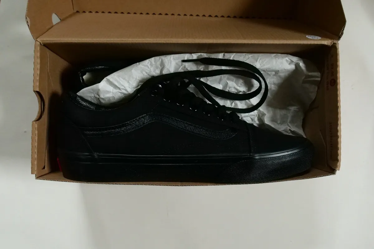 Vans Old Skool Shoes Size 8.5 - Image 1