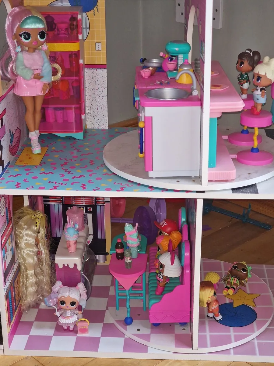 LOL Surprise! Dollhouse, Shopping Mall, Cafe & Car - Image 4