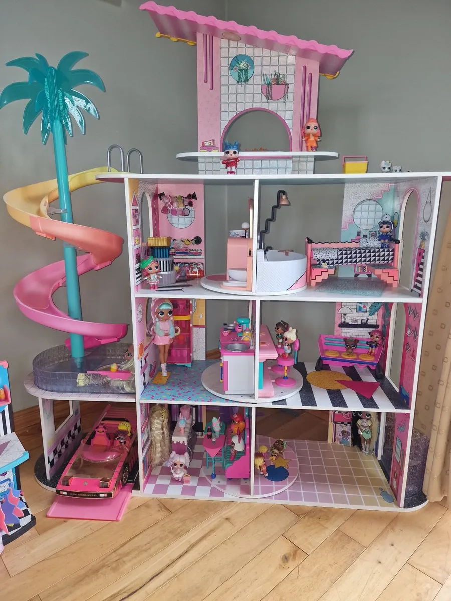 LOL Surprise! Dollhouse, Shopping Mall, Cafe & Car - Image 1