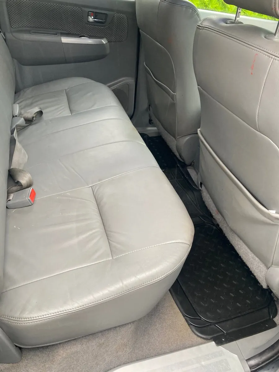Toyota Hilux 2010 - Image 2