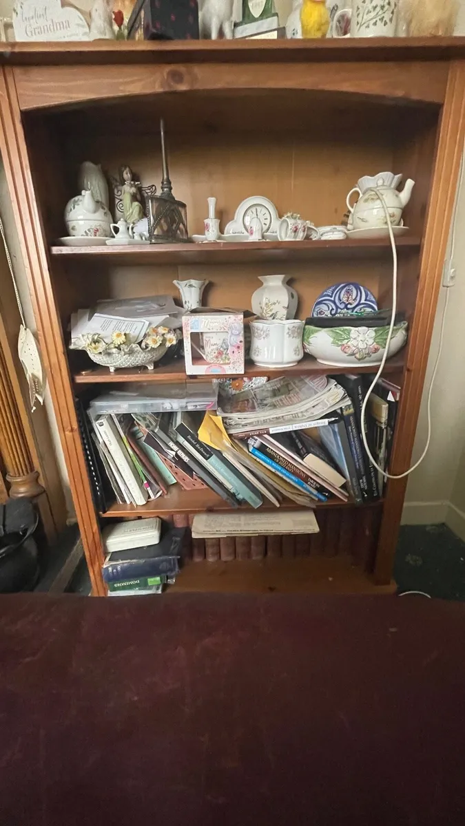 Display / book shelves