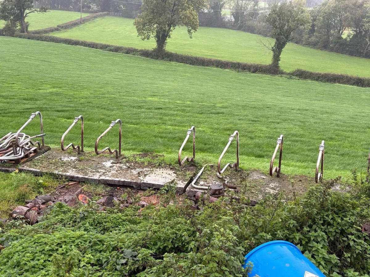 Freestanding cow cubicles