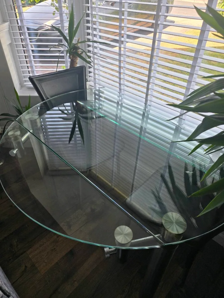 Glass dining table - Image 2