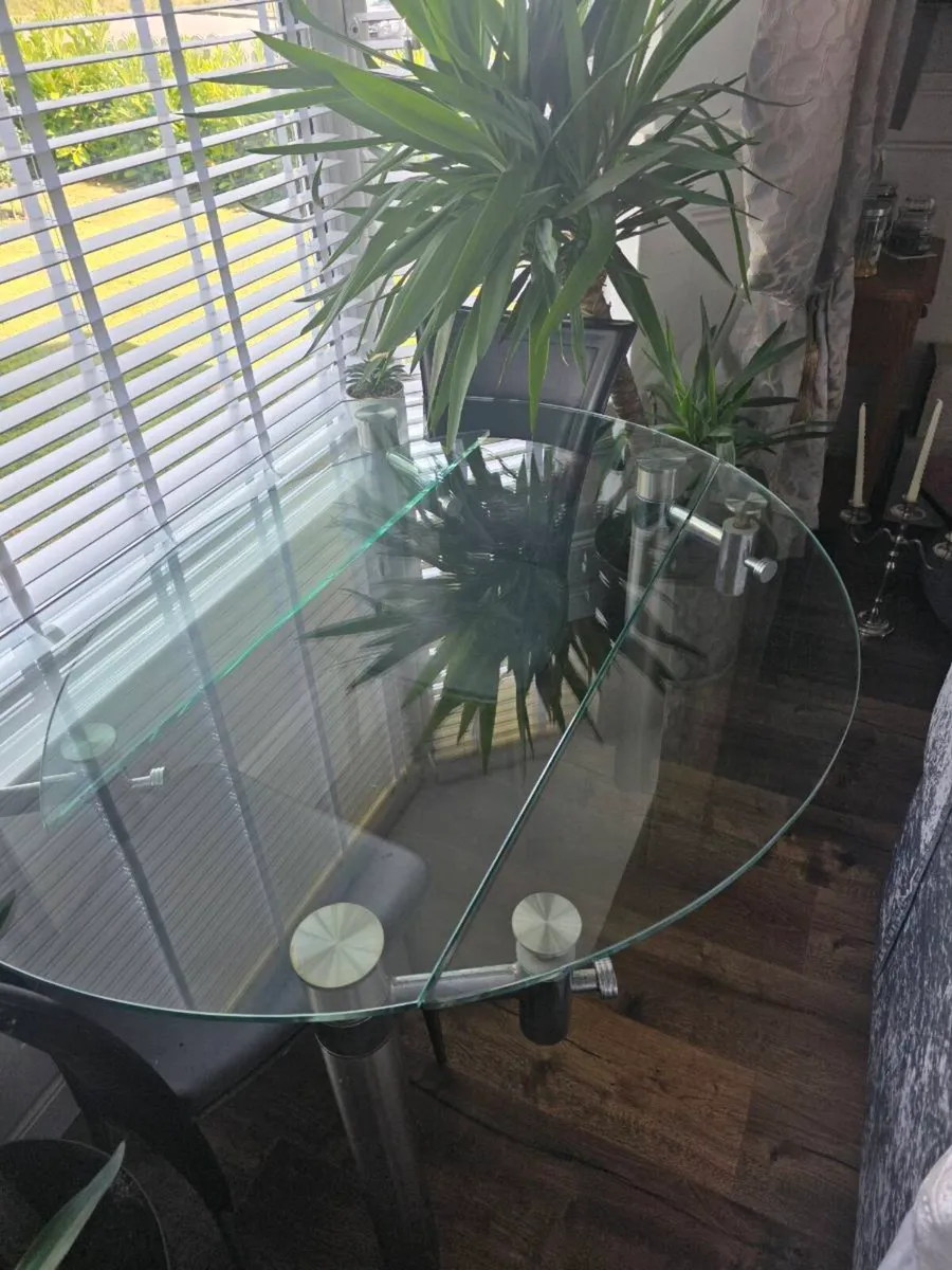 Glass dining table - Image 3