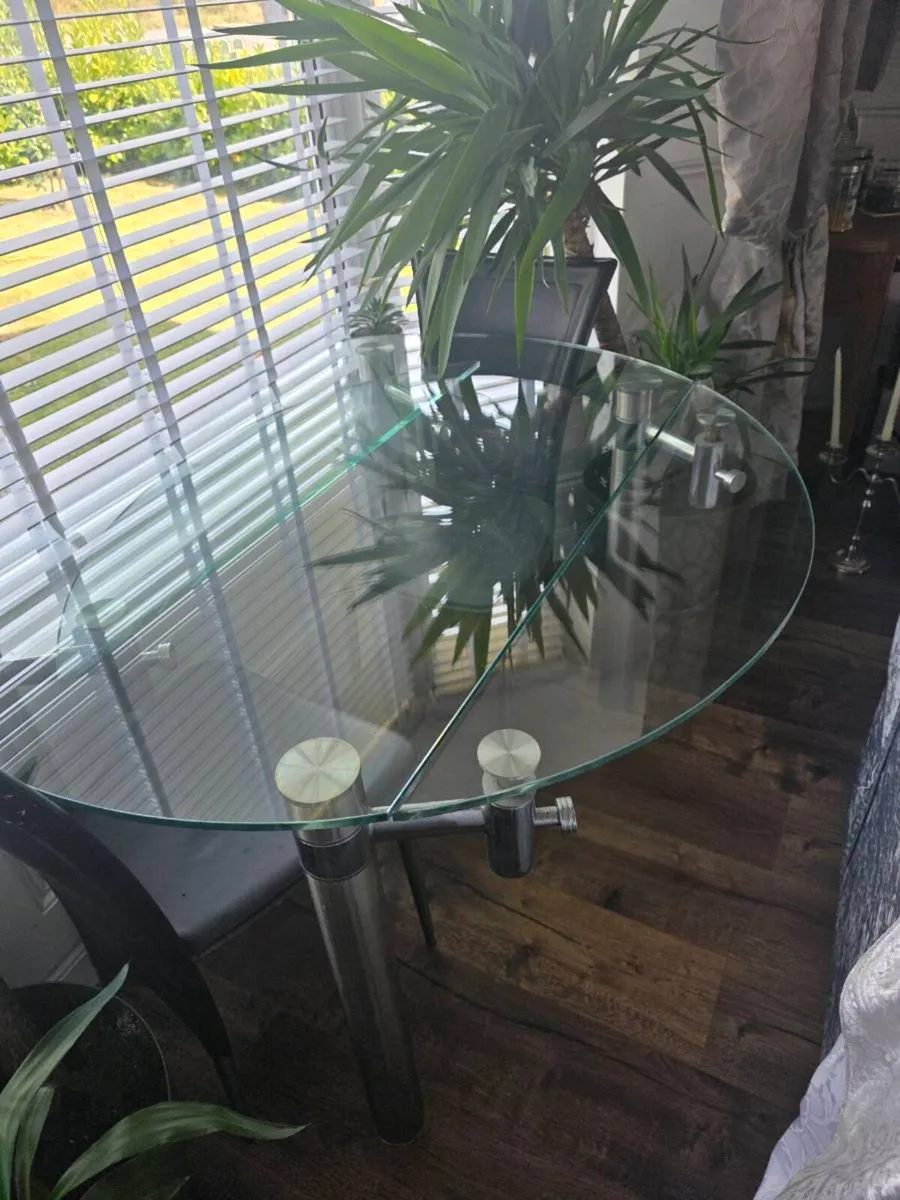 Glass dining table - Image 4