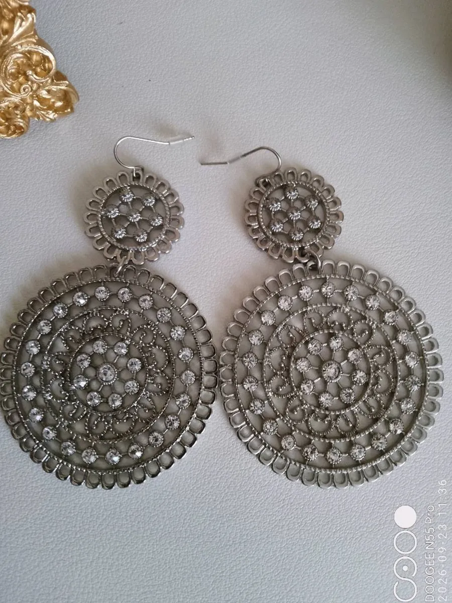 Women's Vintage Style Drop Style Earrings - Image 1