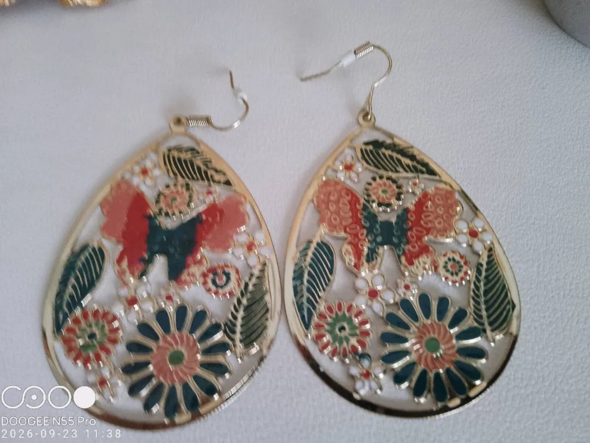 Women's Vintage Drop Style Earrings - Image 1