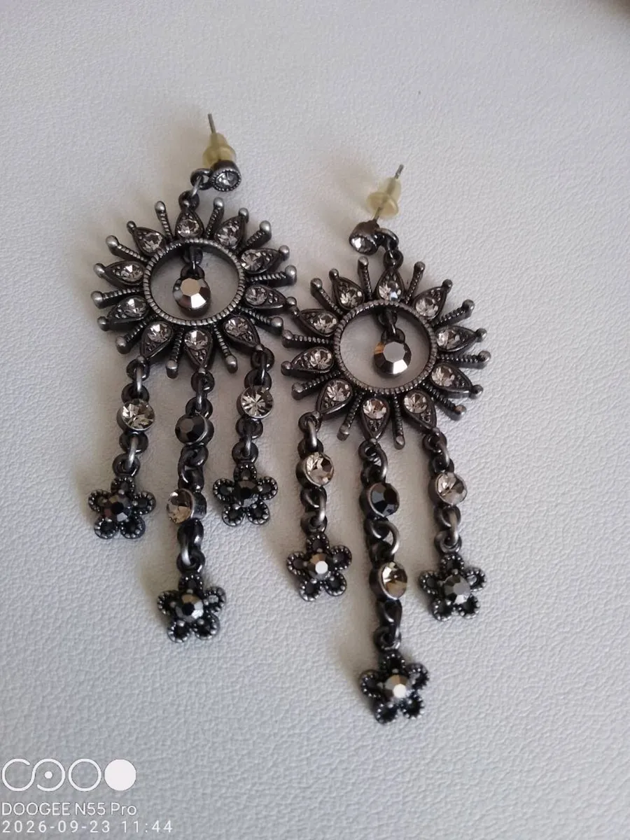 Women's Vintage Drop Style Earrings - Image 1