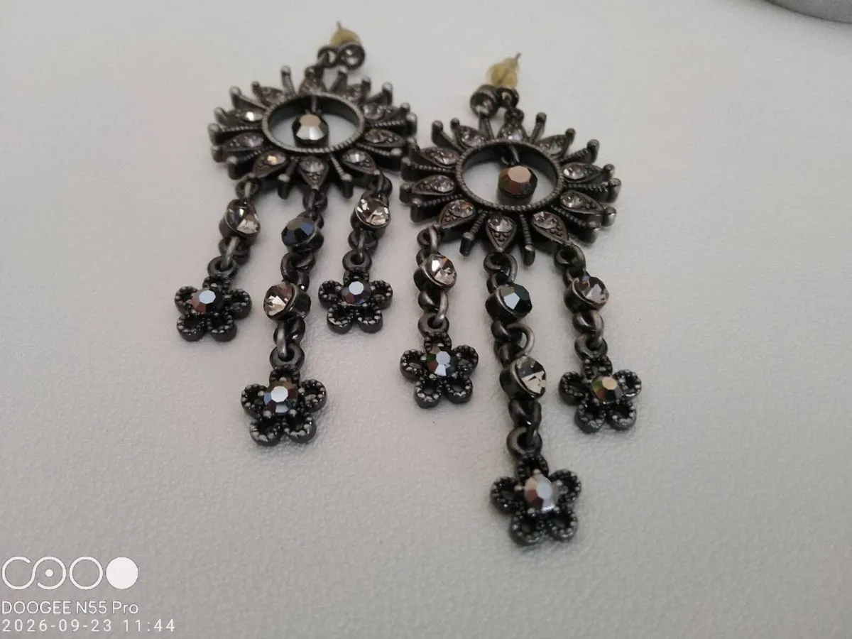 Women's Vintage Drop Style Earrings - Image 3