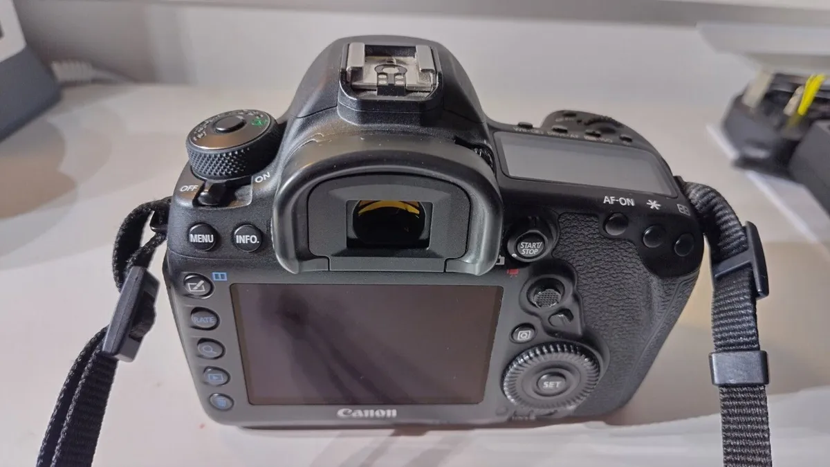 Canon EOS 5D Mark IV - Low Shutter Count:  8,170 - Image 3