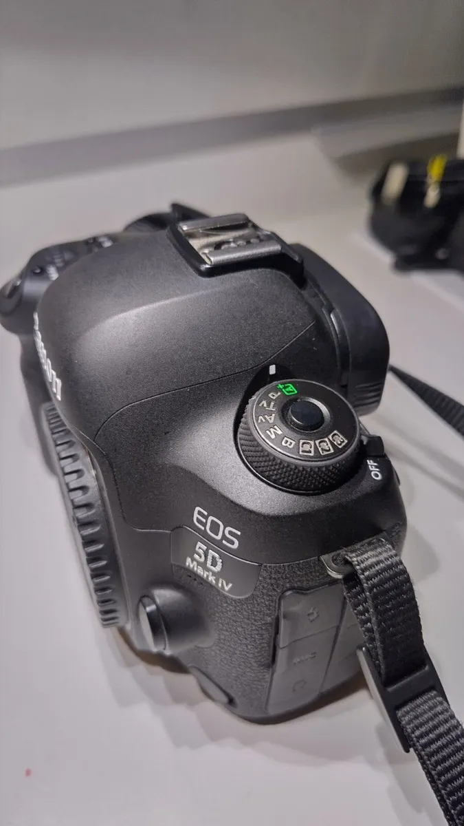 Canon EOS 5D Mark IV - Low Shutter Count:  8,170 - Image 4