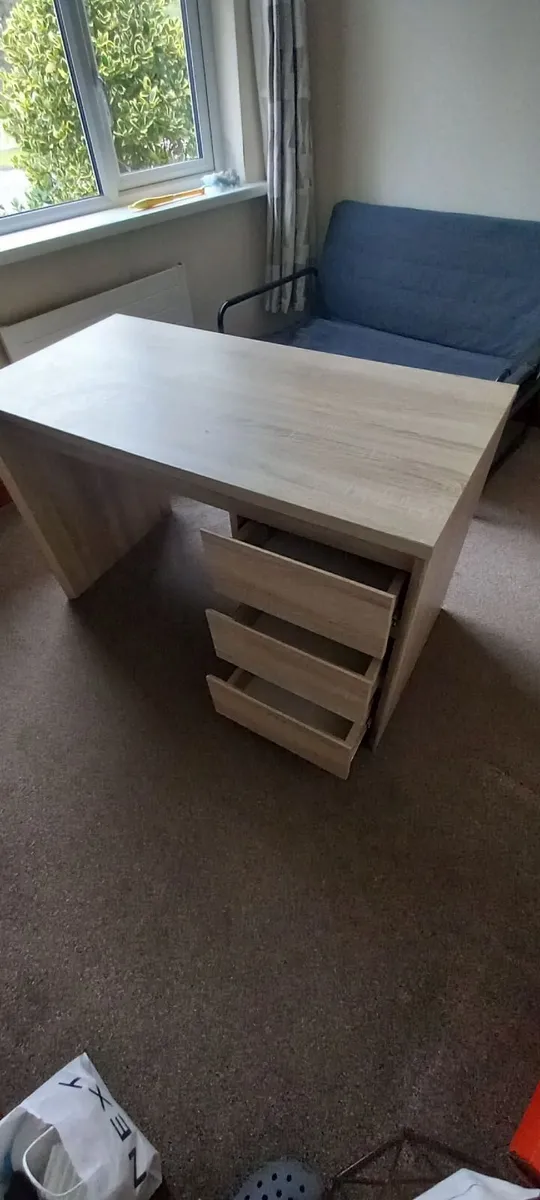 3 drawer desk - Image 1