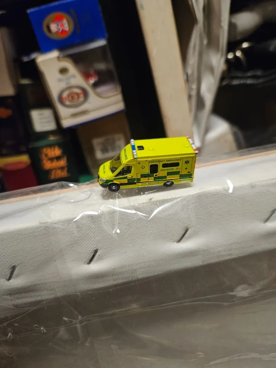 Hornby Oxford N Gauge Ambulance