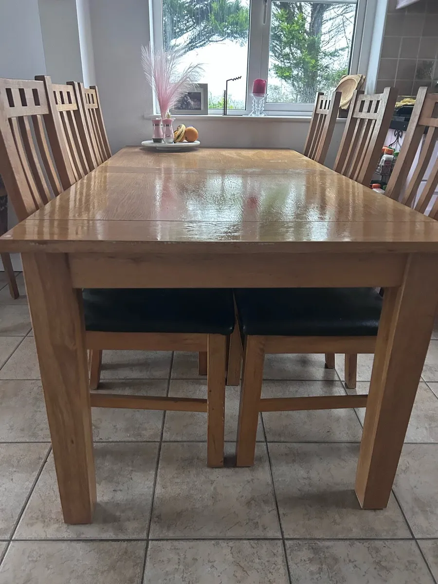 Oak table & six chairs - Image 1
