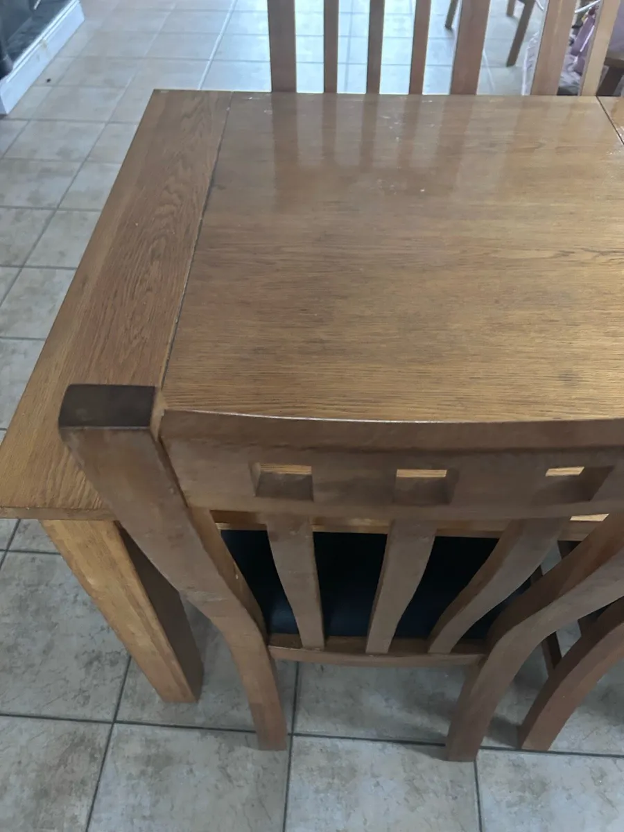 Oak table & six chairs - Image 4