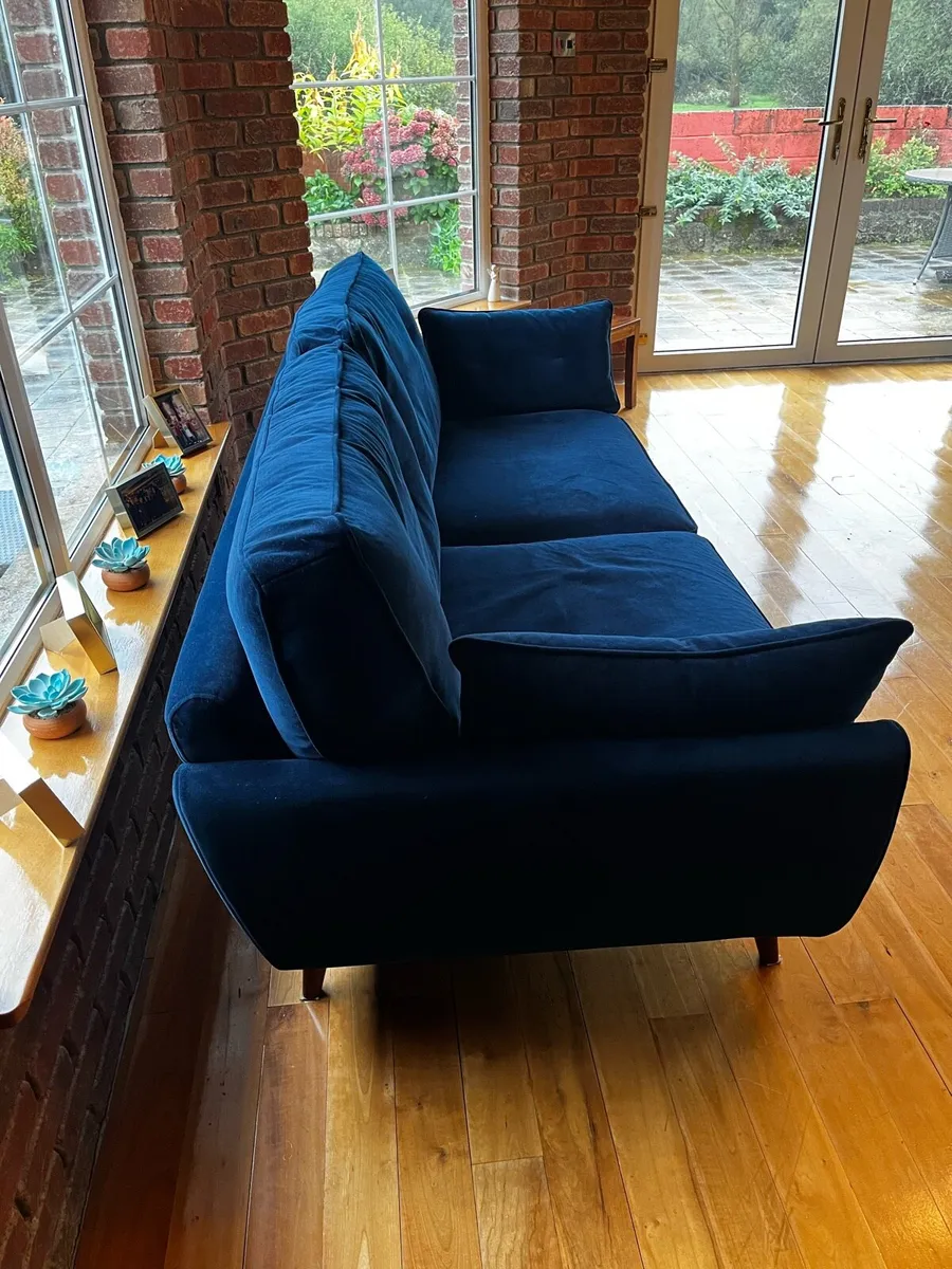 4 seater sofa- like new. - Image 4