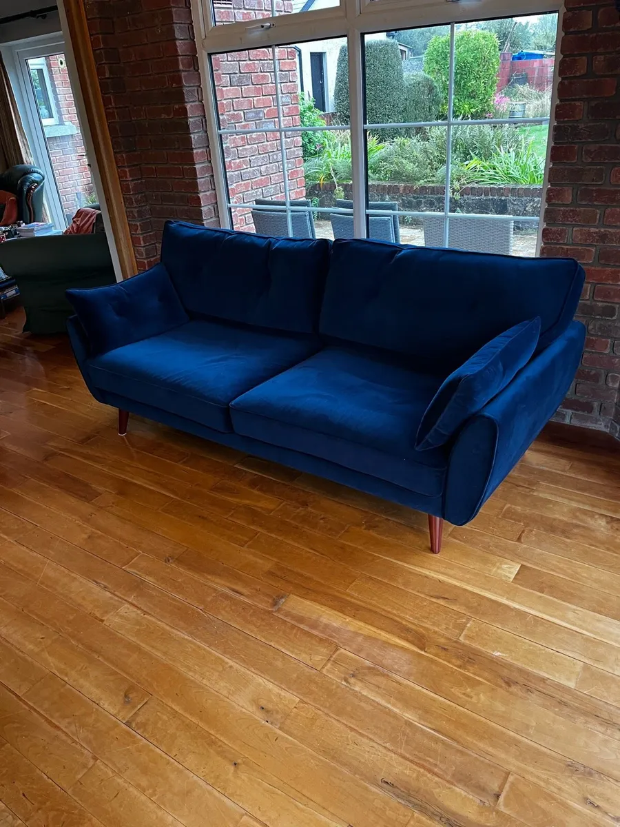 4 seater sofa- like new. - Image 1