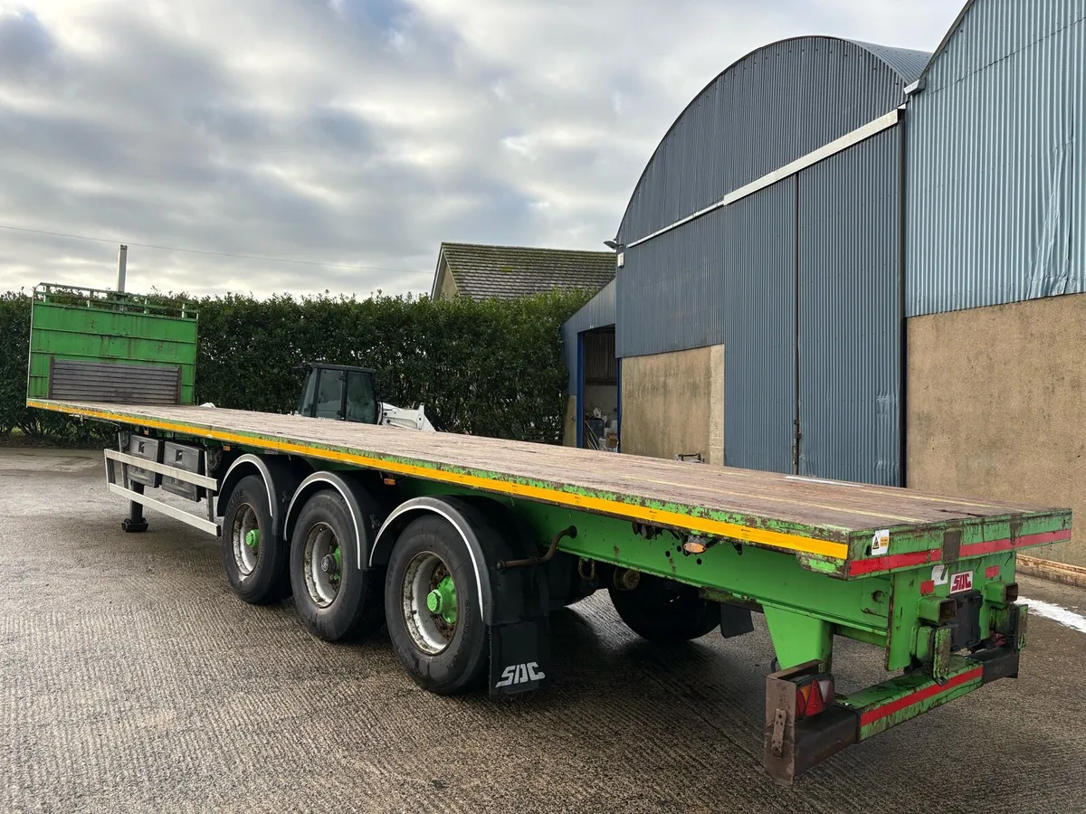 2016 SDC 13.6MT Triaxle Flatbed Moffett Trailer - Image 1