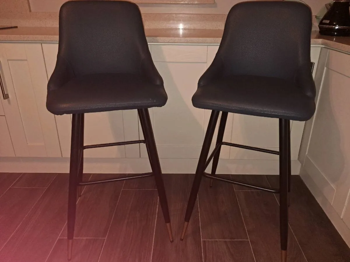 2 bar stools