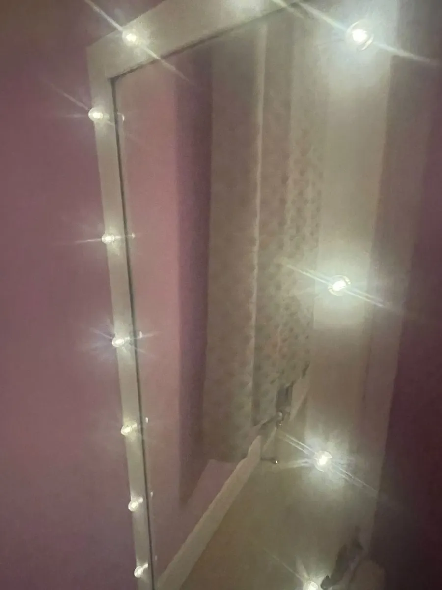 White mirror jwellery stand excellent cond - Image 2