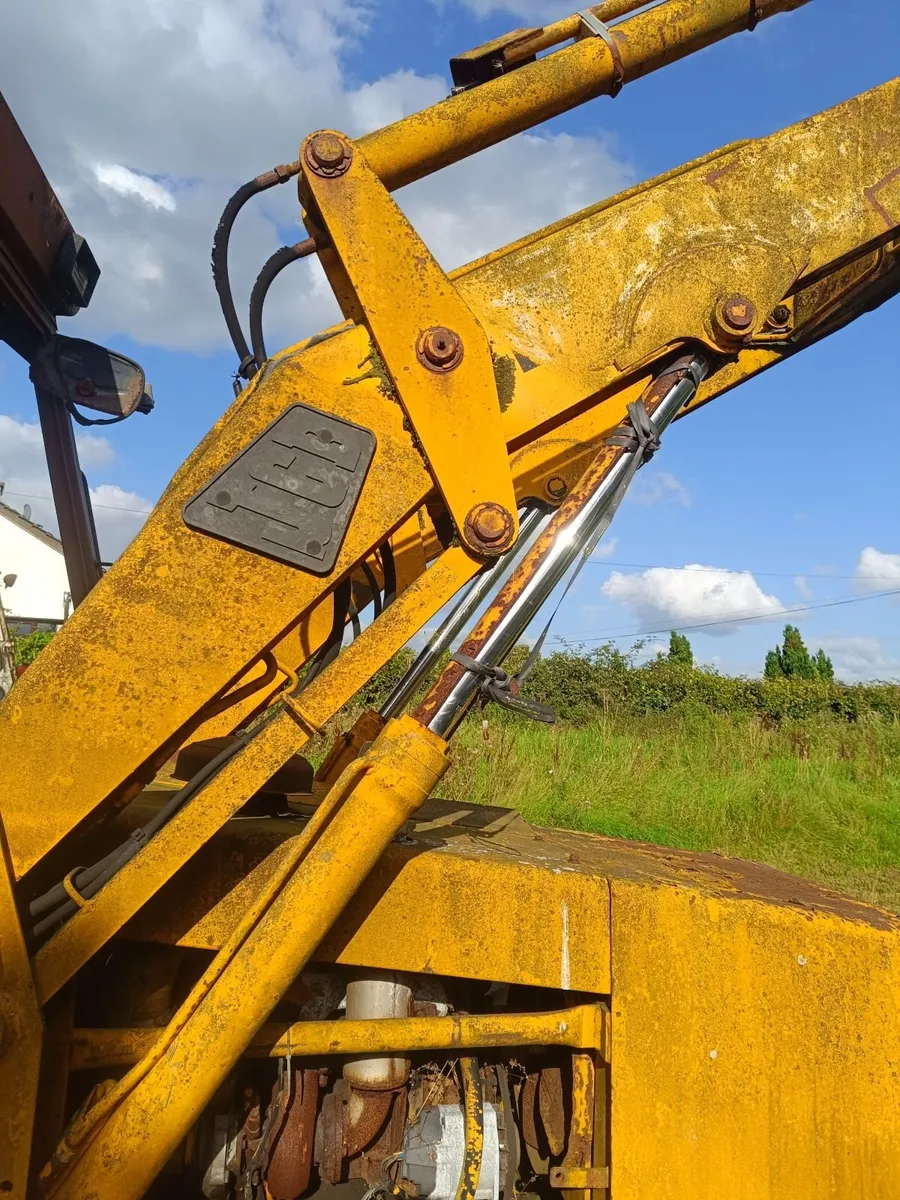 Front loader  off  1987 jcb 3cx  four wheel drive - Image 3