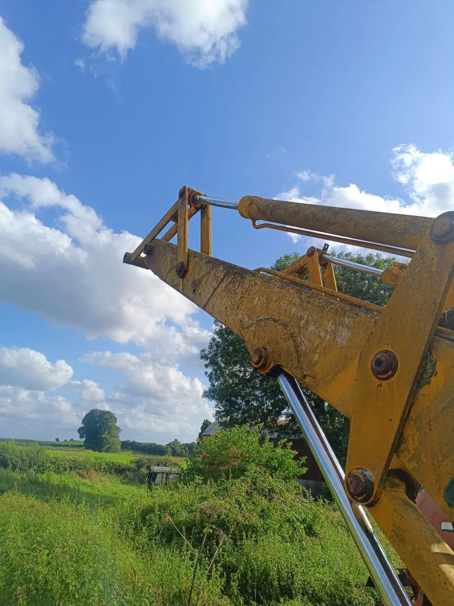 Front loader  off  1987 jcb 3cx  four wheel drive - Image 4