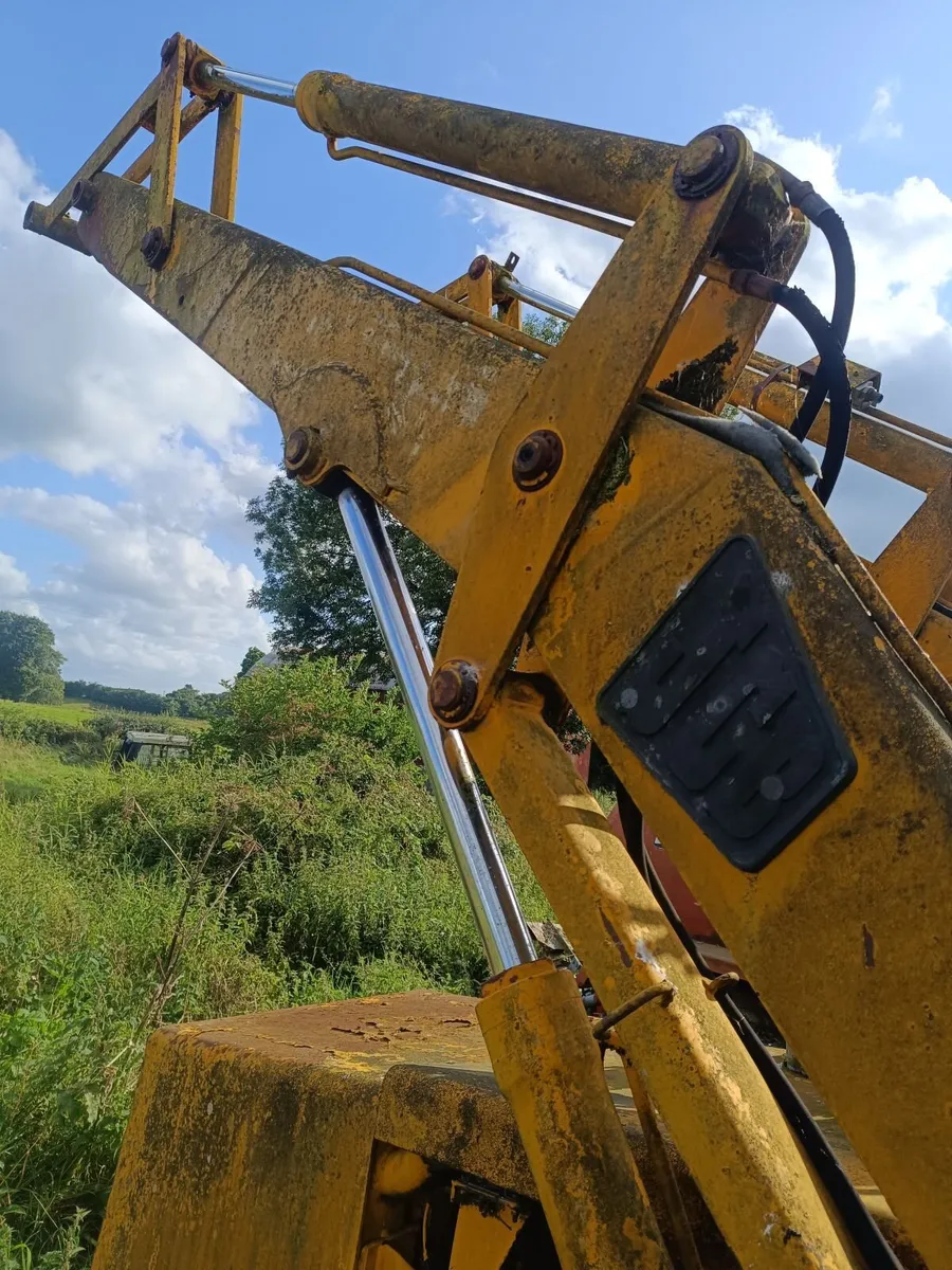 Front loader  off  1987 jcb 3cx  four wheel drive - Image 2