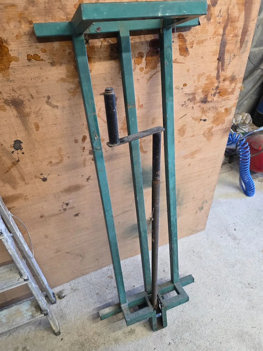 Ride on lawnmower lift, 2 X Ramps & BMW roof bars - Image 2