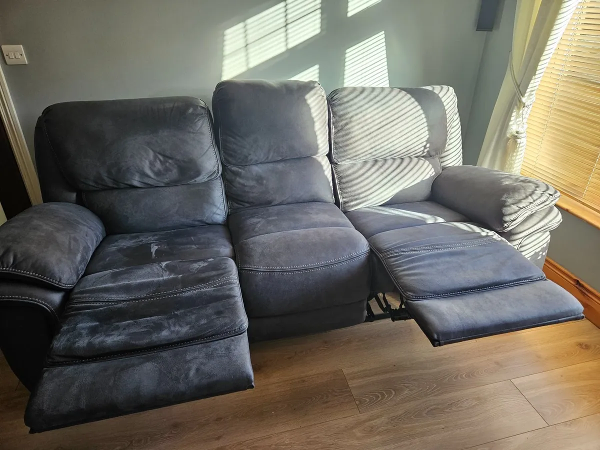Suite of furniture - Image 1