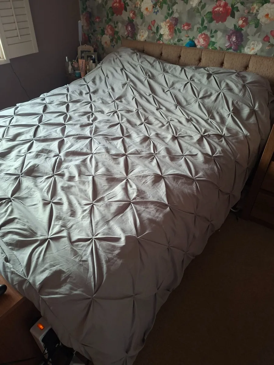King Size divan bed wit two storage drawers - Image 1