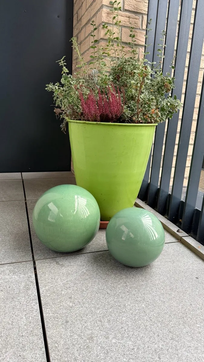 2 ceramic decorative balls - Image 1