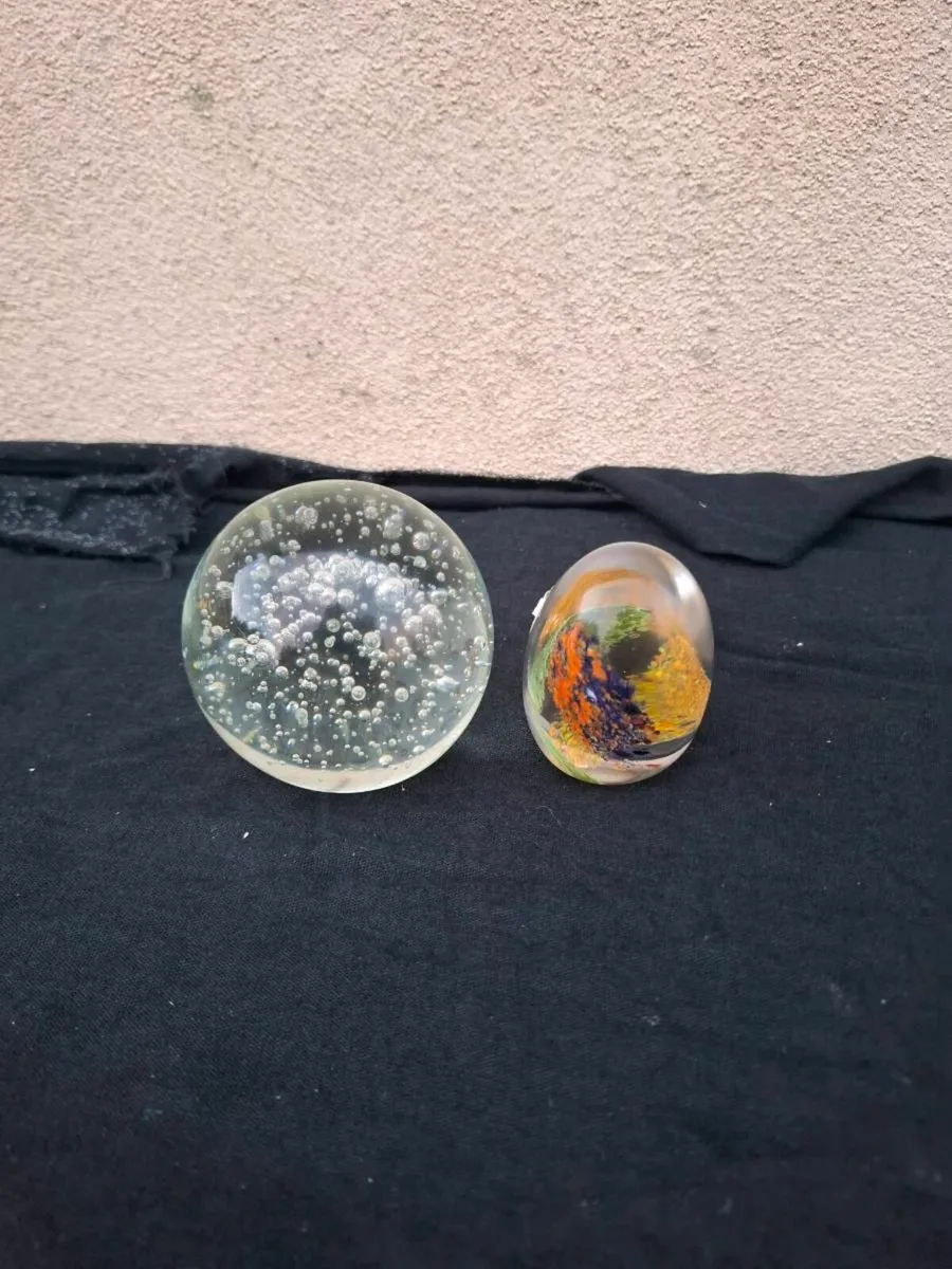 2 glass paperweights - Image 1